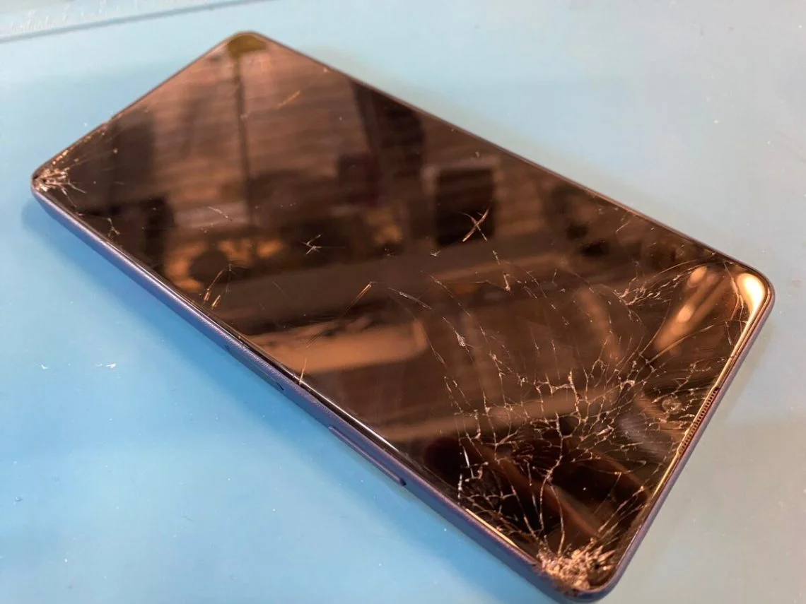 Xperia A2 液晶修理 — 修理の様子