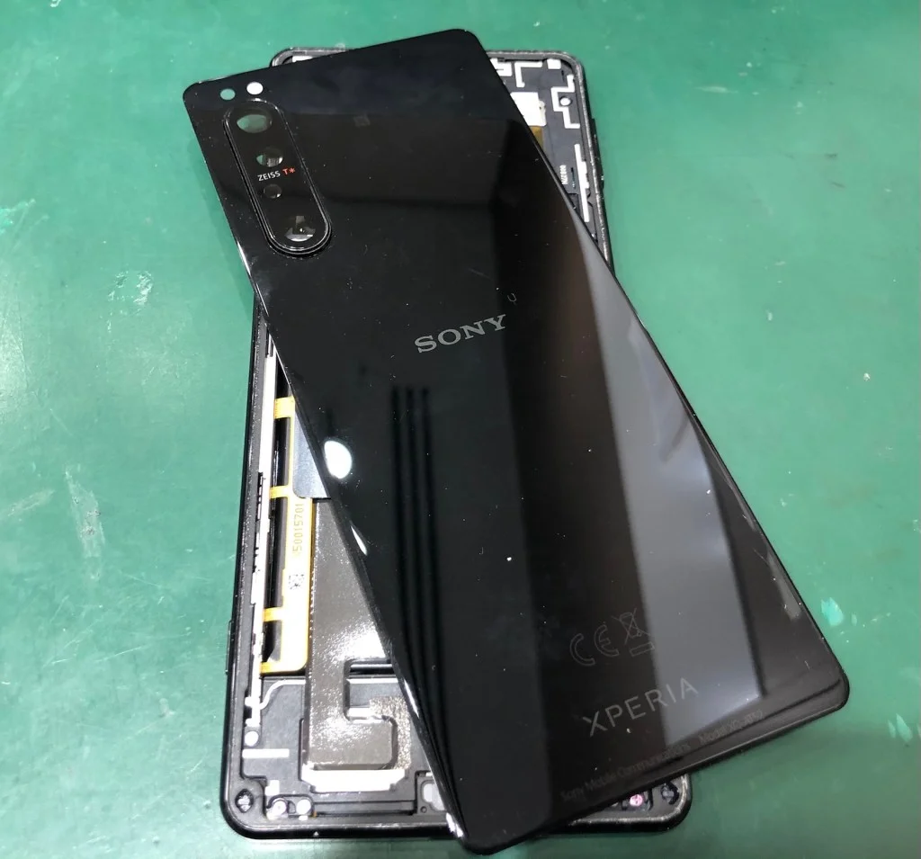 Xperia XZs 液晶修理 — 修理の様子