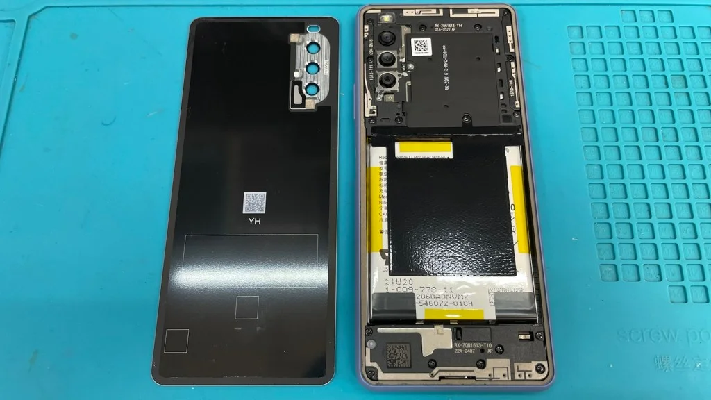 Xperia Z2 Tablet 画面割れ修理 — 修理の様子