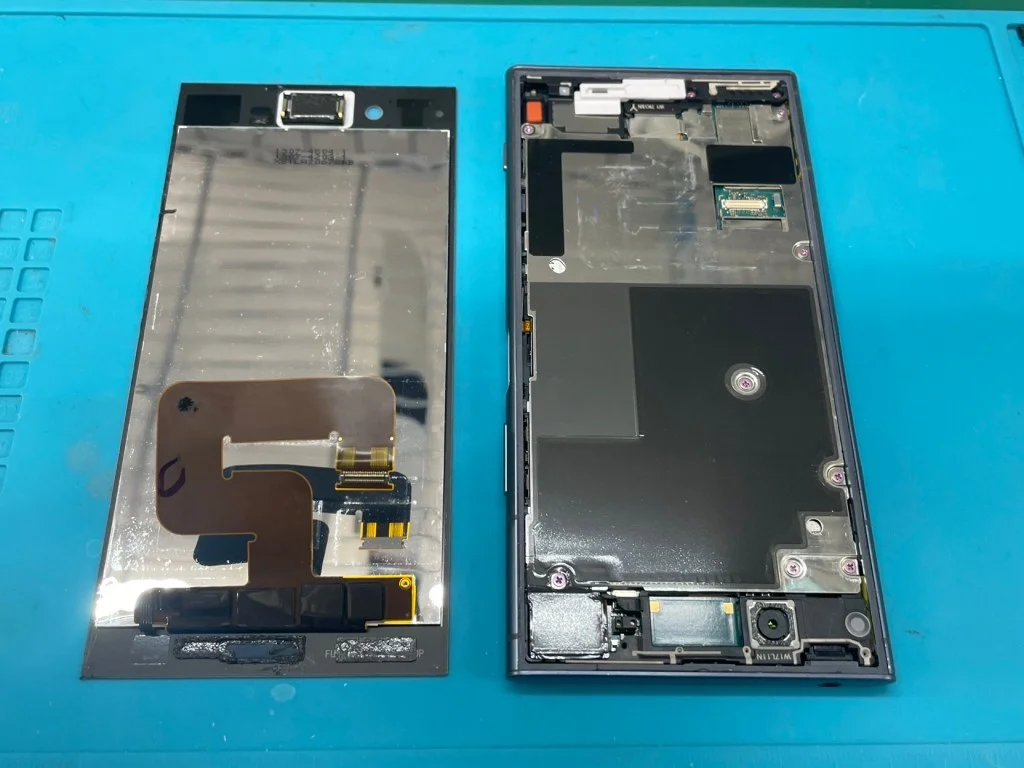 Xperia XZ 液晶修理 — 修理の様子