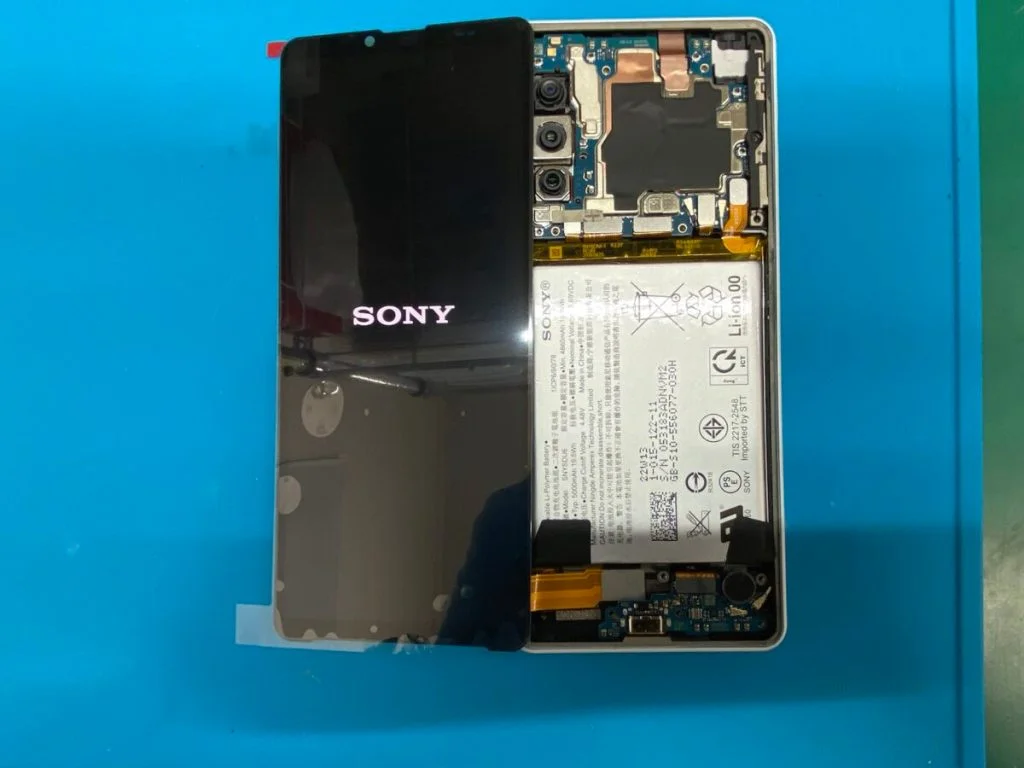 Xperia Tablet Z 画面割れ修理 — 修理の様子