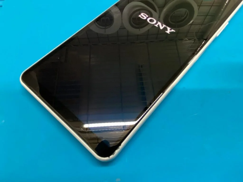 Xperia Z5 画面割れ修理 — 修理の様子
