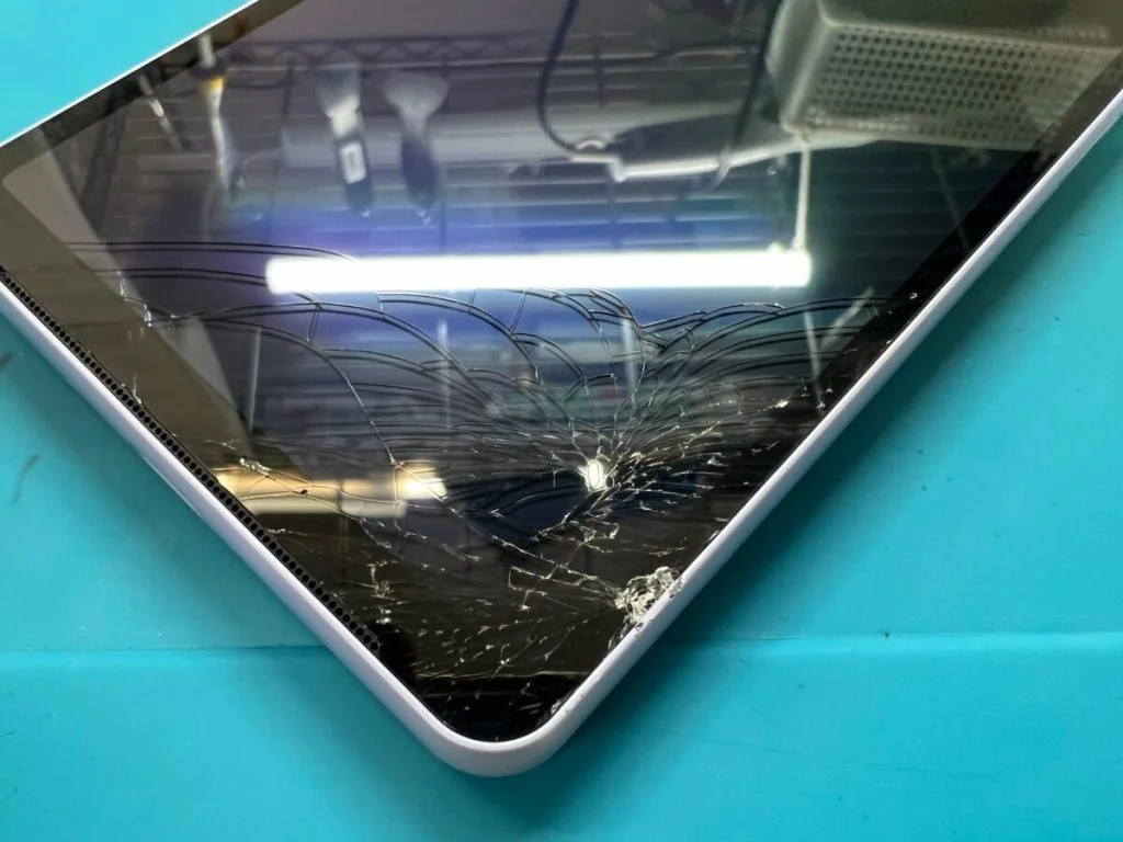 Xperia XZ3 画面割れ修理 — 修理の様子