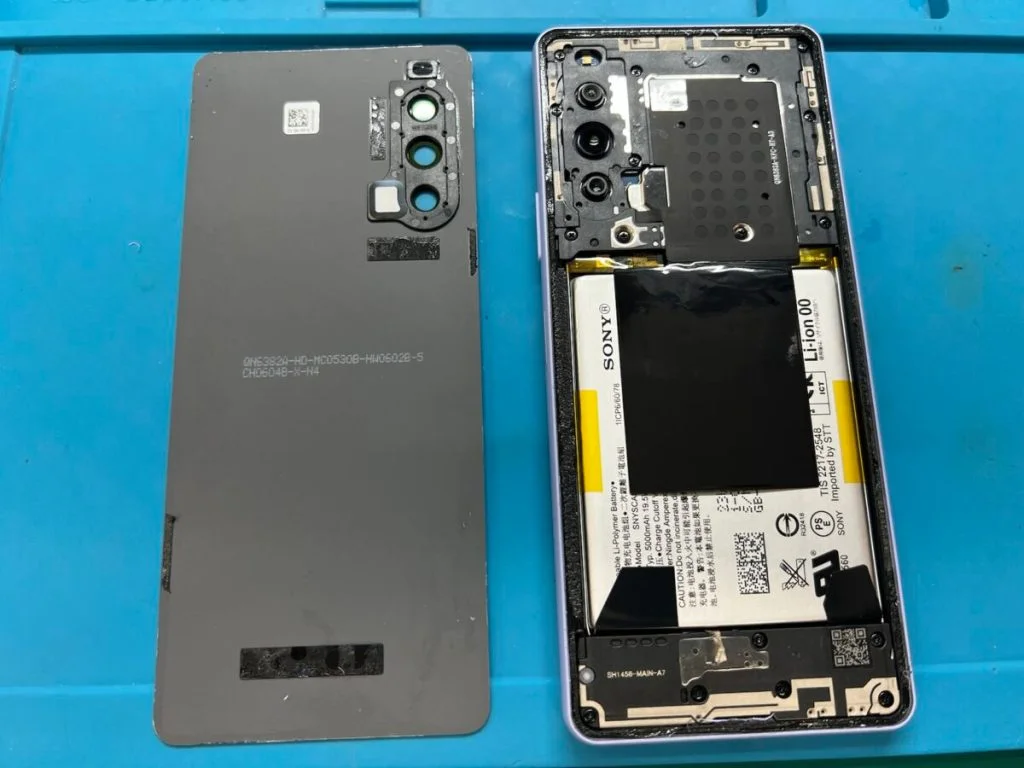 Xperia XZ2 Compact 画面割れ修理 — 修理の様子