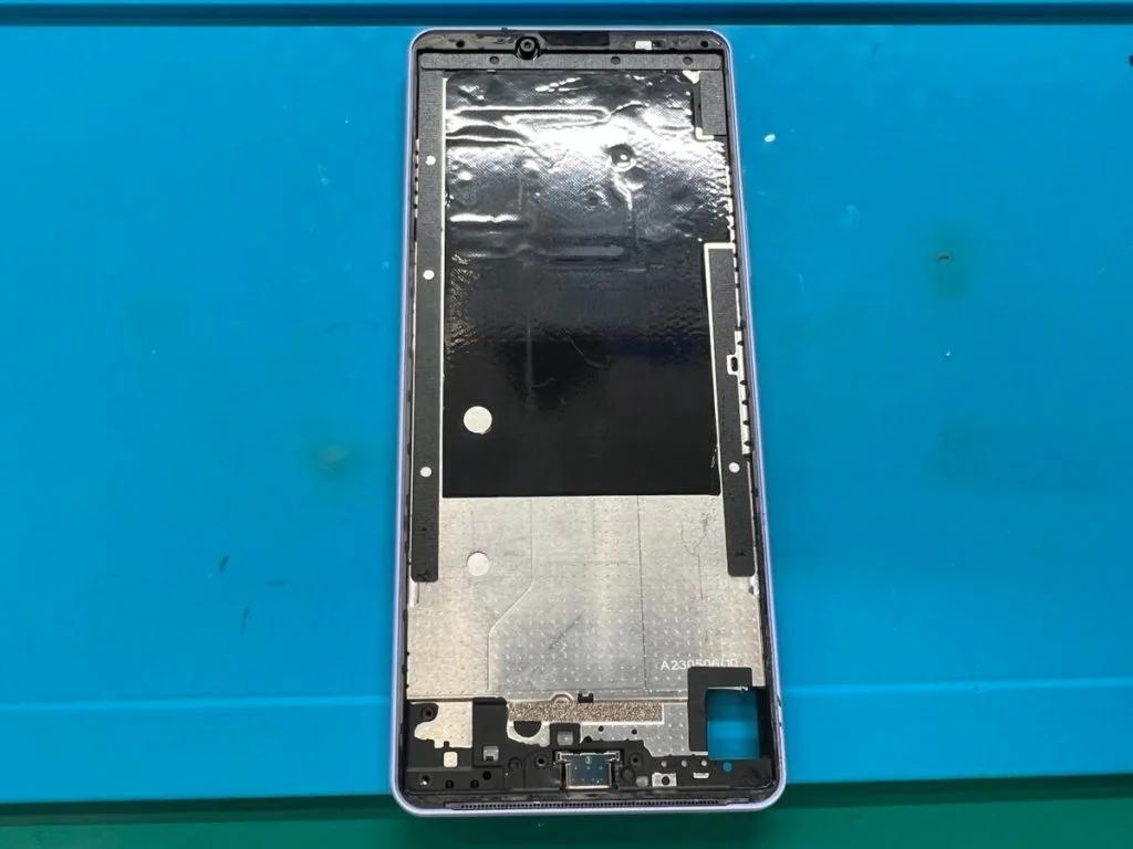 Xperia X Performance 画面割れ修理 — 修理の様子