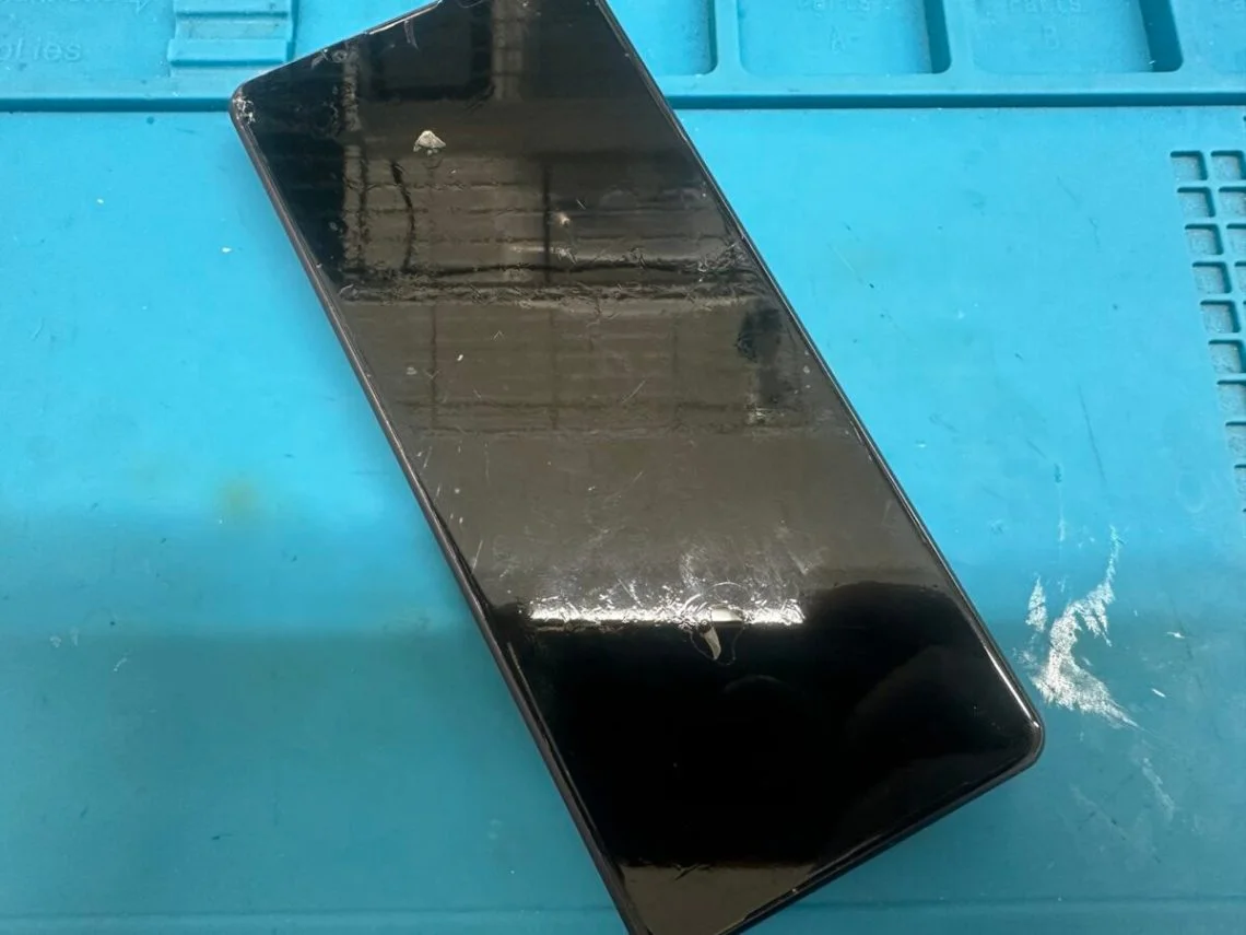 Xperia 10 V 画面割れ修理 — 修理の様子