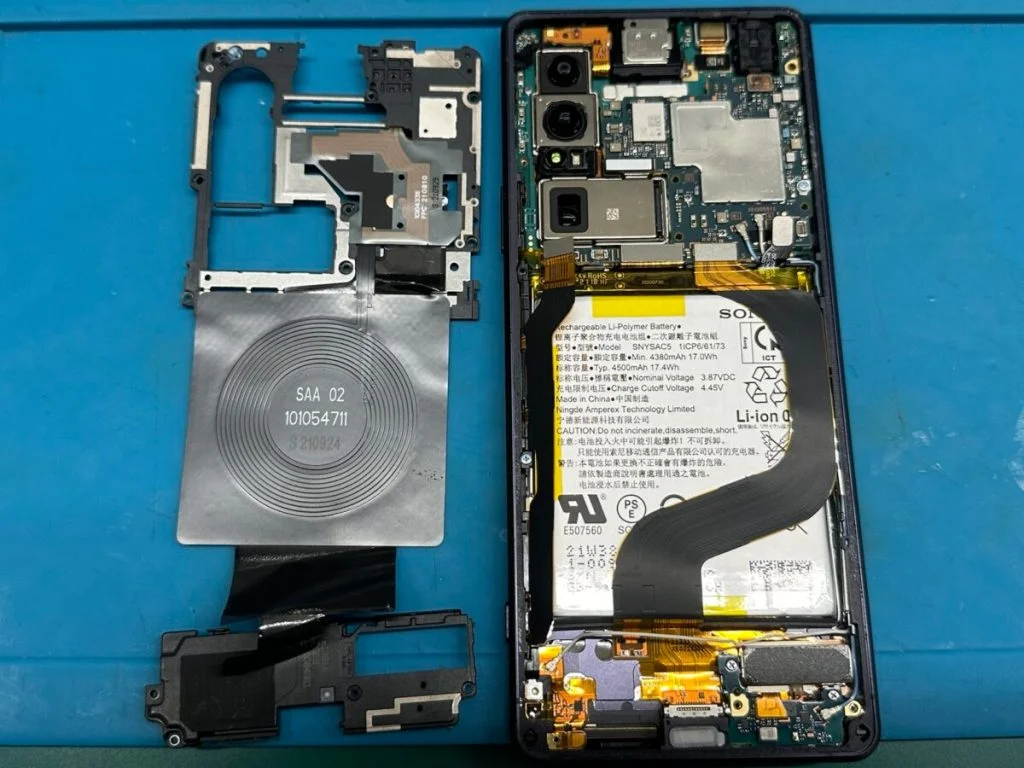 Xperia 5 II 画面割れ修理 — 修理の様子