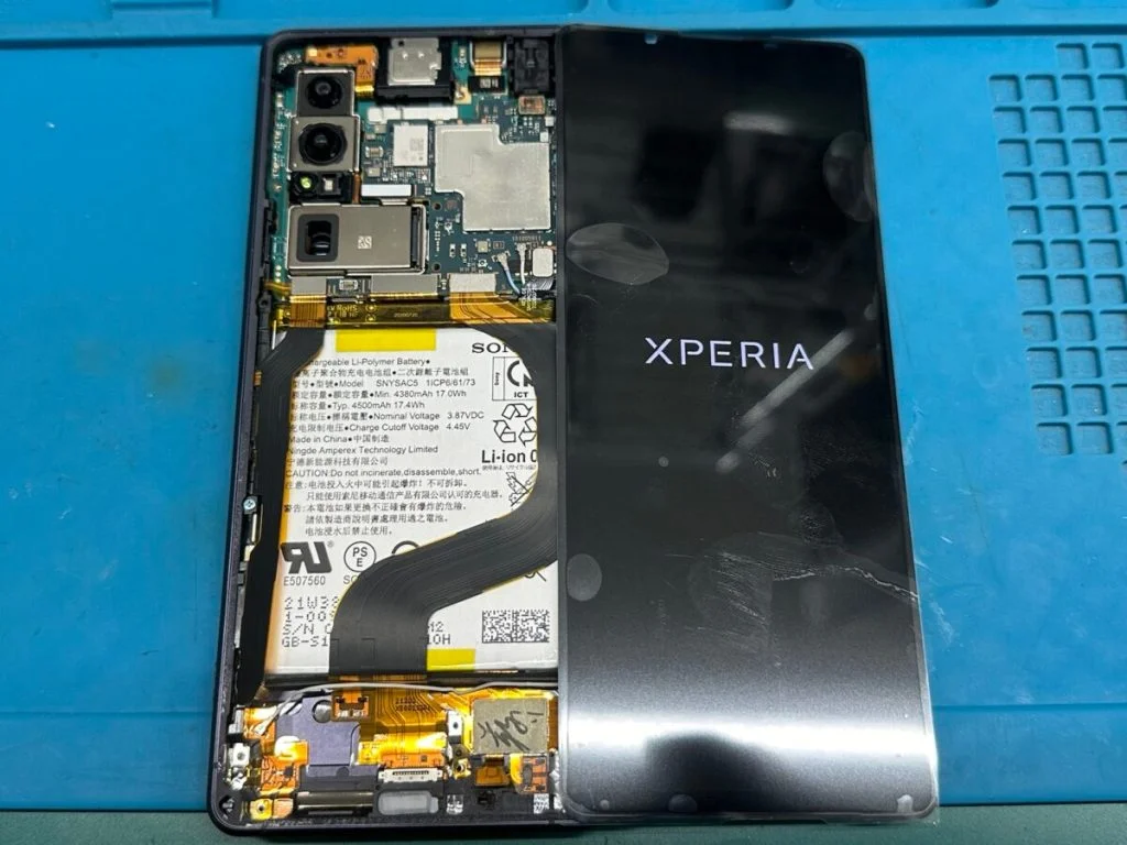 Xperia Z3 画面割れ修理 — 修理の様子