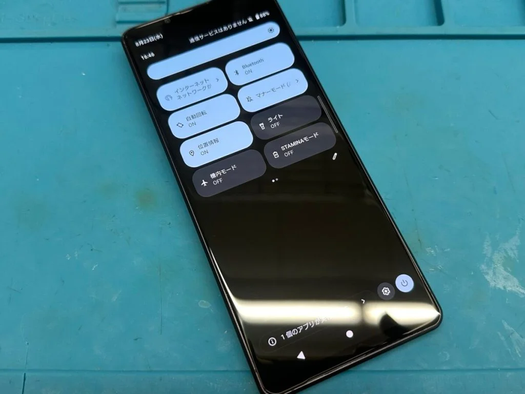 Xperia XZ2 画面割れ修理 — 修理の様子