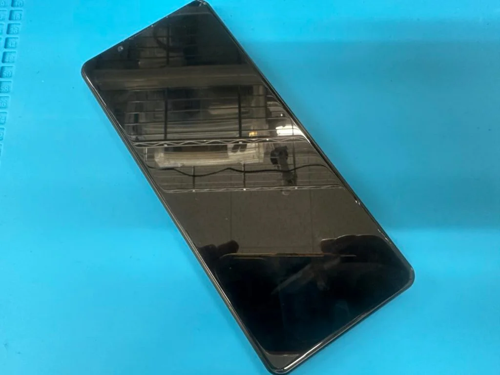 Xperia ZR 画面割れ修理 — 修理の様子