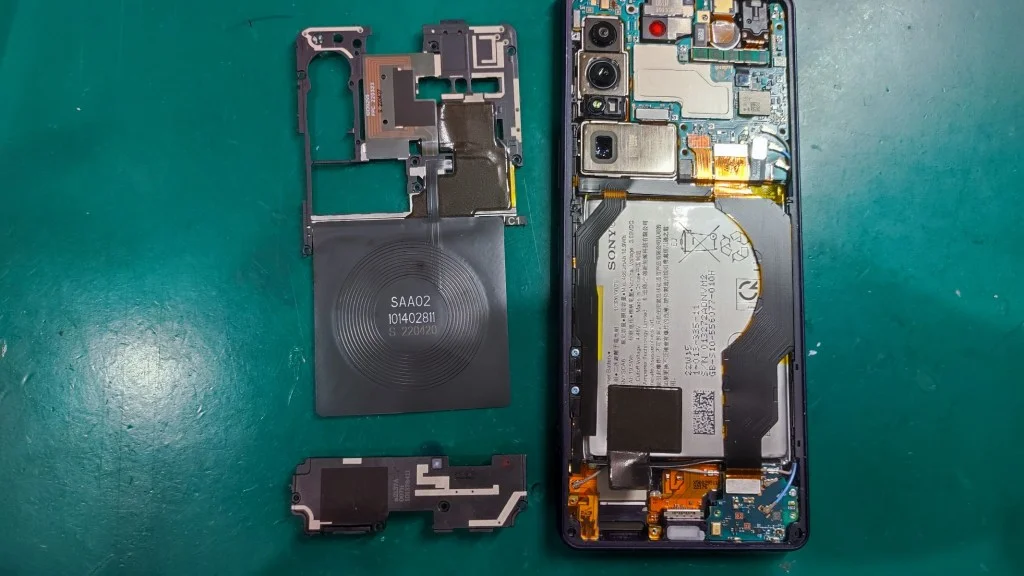 Xperia Z1 f 液晶修理 — 修理の様子