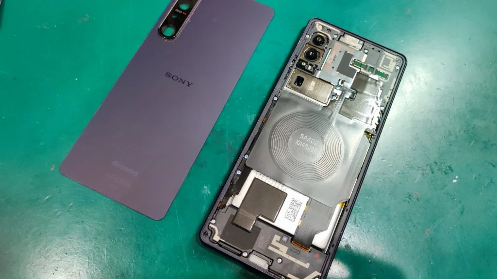 Xperia 5 IV 液晶修理 — 修理の様子