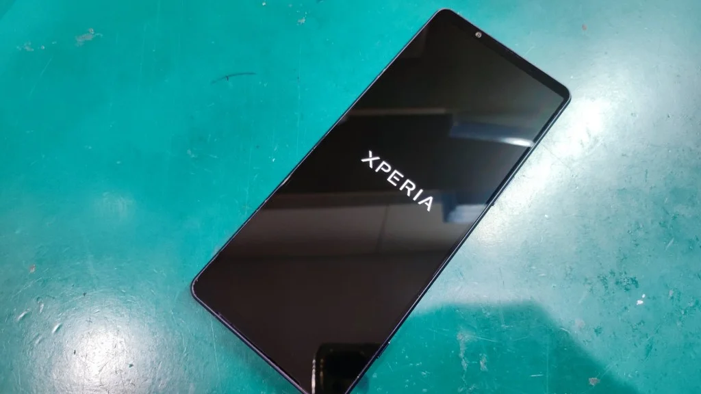 Xperia 10 IV 画面割れ修理 — 修理の様子