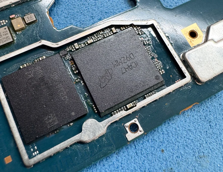 Xperia Z 水濡れ・浸水修理 即日対応 水没修理 — 修理の様子