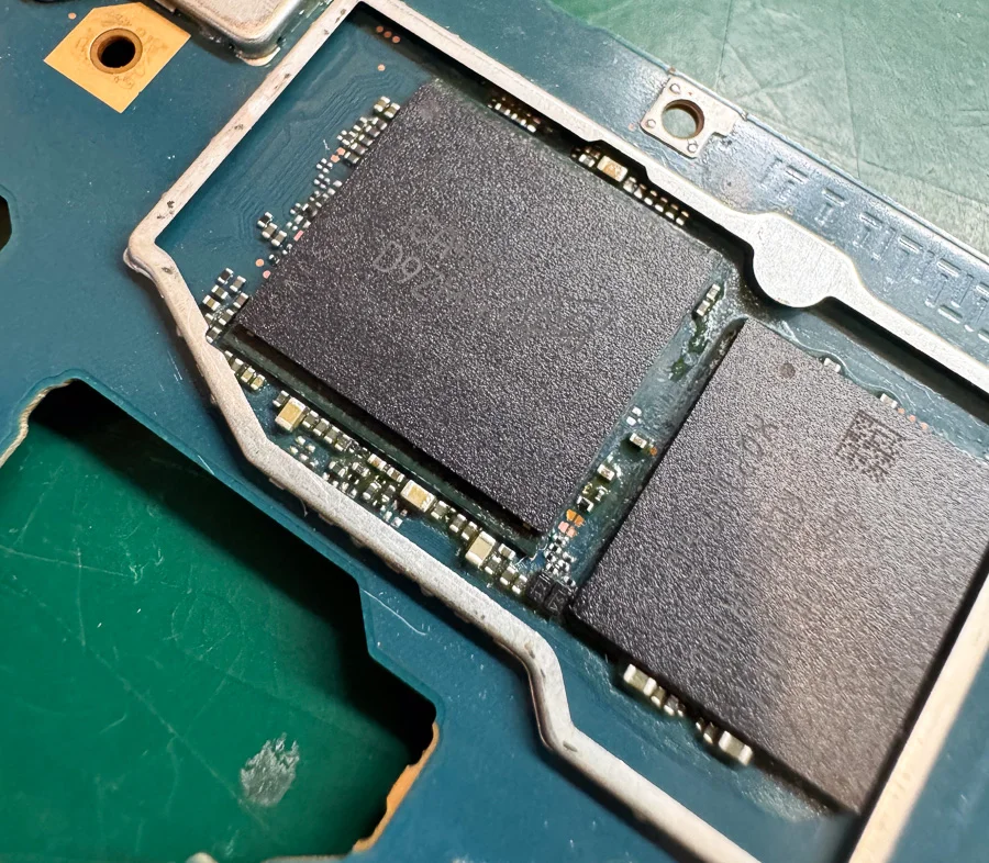 Xperia 8 水没修理 — 修理の様子