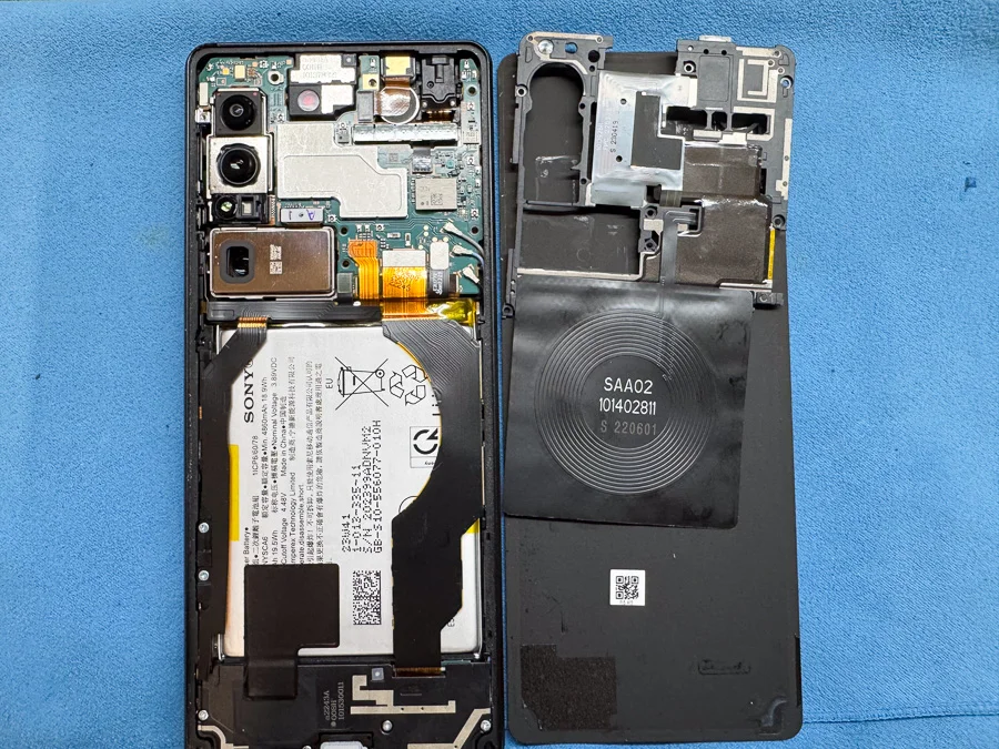 Xperia Z3 Compact 水濡れ・浸水修理 即日対応 水没修理 — 修理の様子